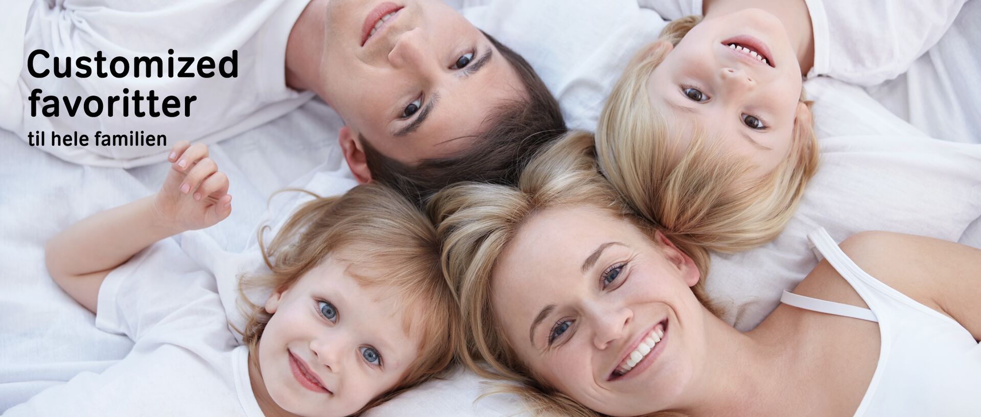 billede af familie med far, mor og to børn